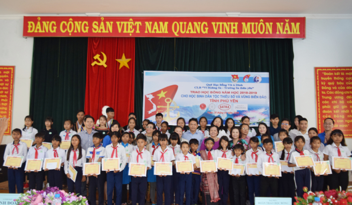 Ban Tổ chức trao học bổng cho các em học sinh đồng bào dân tộc thiểu số và vùng biển tỉnh Phú Yên.