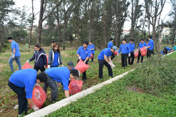 ĐVTN tham gia tham gia dọn vệ sinh môi trường quanh khu vực đường Độc Lập, thành phố Tuy Hòa.