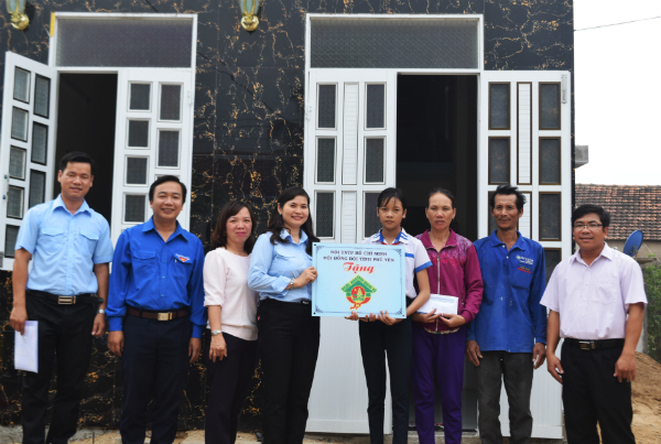 Thường trực Hội đồng Đội tỉnh cùng chính quyền địa phương bàn giao nhà cho gia đình em Nguyễn Thị Ngà.