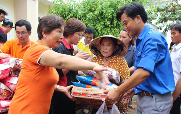 Tuổi trẻ huyện Đồng Xuân phối hợp với các nhà hảo tâm phát quà cho người dân xã Xuân Sơn Bắc (huyện Đồng Xuân) .