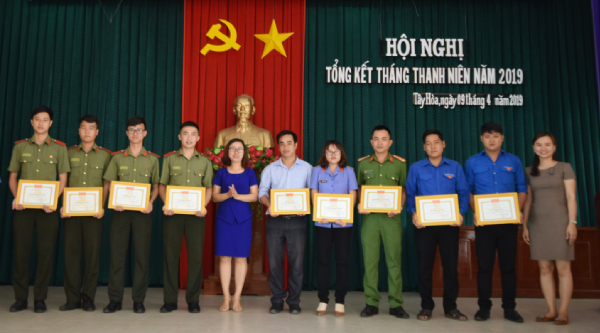 Huyện Đoàn Tây Hòa trao giấy khen cho các cá nhân có thành tích xuất sắc trong Tháng Thanh niên năm 2019.