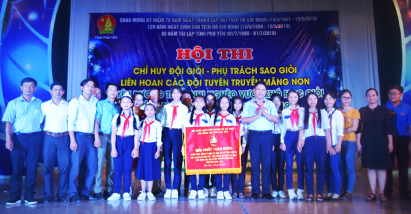 Lãnh đạo Tỉnh Đoàn trao giải nhất toàn đoàn cho Hội đồng Đội huyện Tuy An.