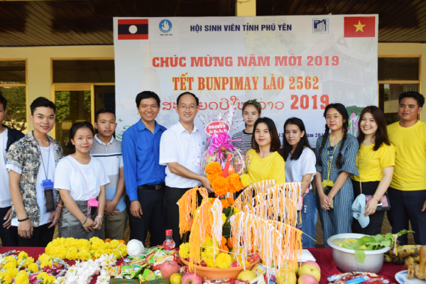 Hội Sinh viên Việt Nam tỉnh chúc mừng Tết cổ truyền Bunpimay cho các bạn sinh viên nước bạn Lào.