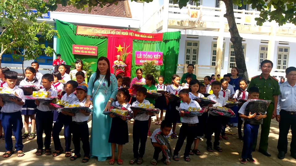 Đoàn cơ sở Công an huyện Tây Hòa và Chi đoàn Công ty Truyền tải điện Phú Yên trao quà cho các em học sinh có hoàn cảnh khó khăn vượt khó học giỏi trong năm học 2018 - 2019.