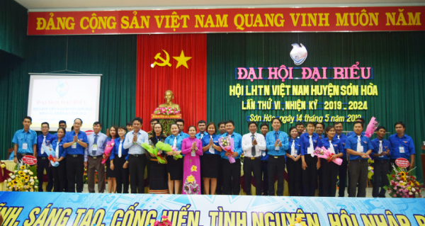 Các đồng chí lãnh đạo tặng hoa chúc mừng các anh, chị tham gia vào Ủy ban Hội LHTN huyện Sơn Hòa khóa VI, nhiệm kỳ 2019 - 2024.
