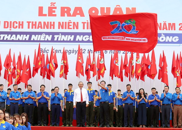 Phó Thủ tướng thường trực Trương Hòa Bình trao cờ lệnh phát động ra quân Chiến dịch TNTN hè 2019.