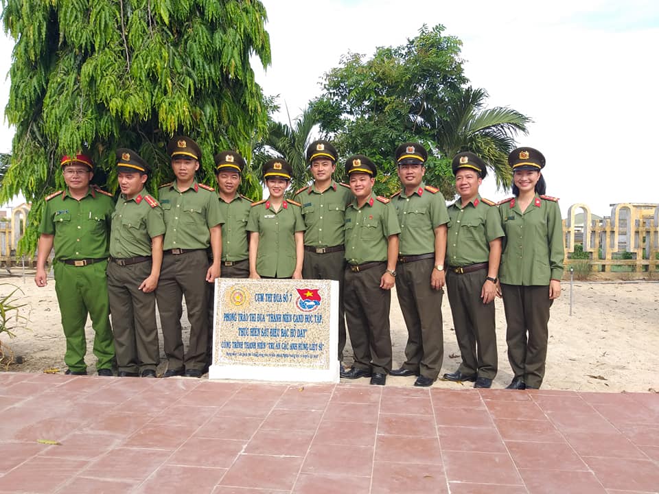 Bàn giao công trình "Tri ân các hùng liệt sỹ" tại Nghĩa trang liệt sỹ huyện Lý Sơn.