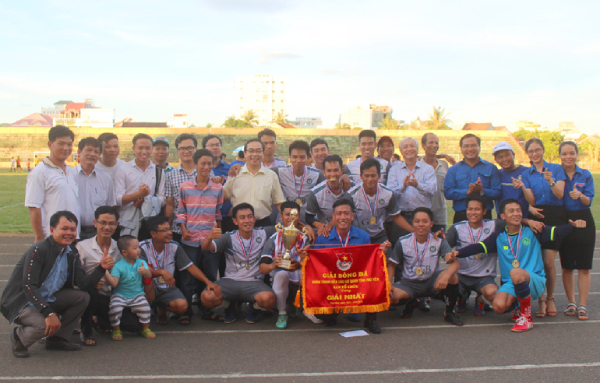 Ban Tổ chức trao cúp vô địch cho đội bóng Đoàn cơ sở Bệnh viện Đa khoa Phú Yên.