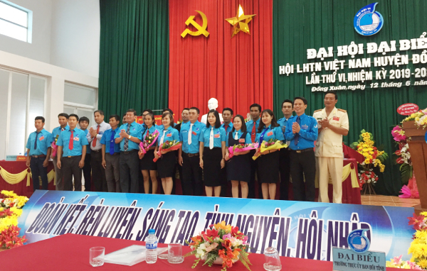 Các đồng chí lãnh đạo tặng hoa chúc mừng Ủy ban Hội LHTN Việt Nam huyện Đồng Xuân, khóa VI.