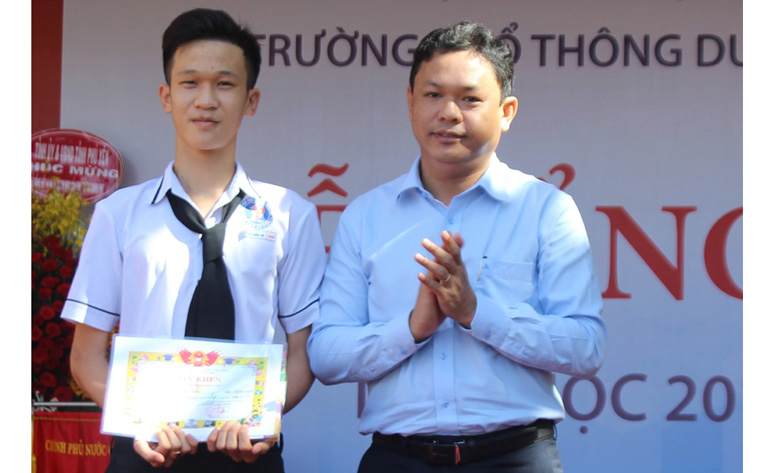 Bí thư Tỉnh Đoàn Phan Xuân Hạnh trao giấy khen cho em Quốc An trong ngày bế giảng năm học 2018-2019.
