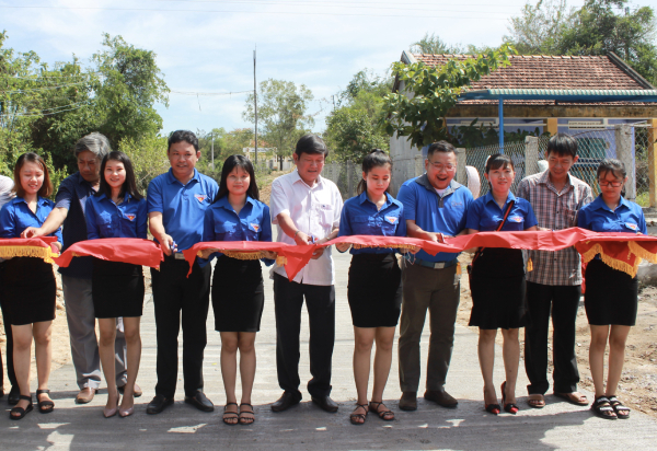 Các đồng chí lãnh đạo cắt băng khánh thành công trình đường bê tông nông thôn tại xã Xuân Quang 3.