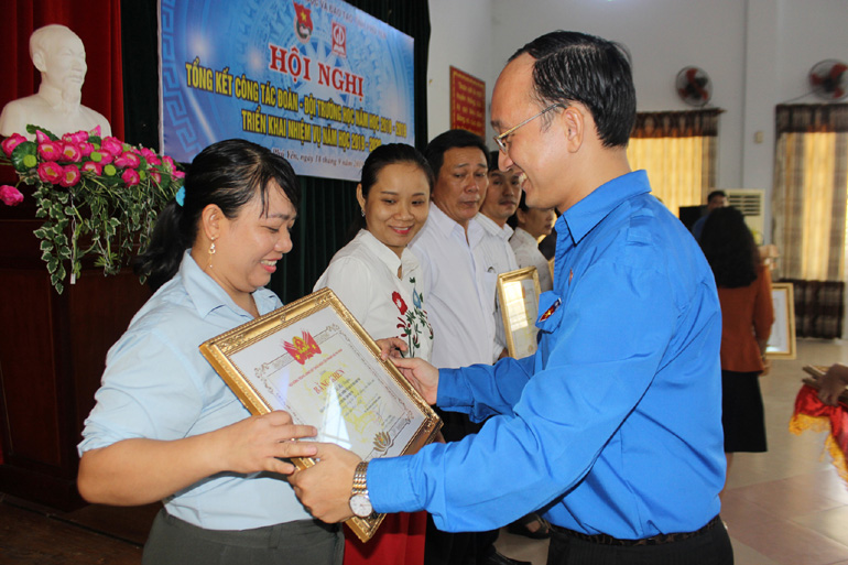 Phó Bí thư Tỉnh Đoàn Trần Minh Trí tặng bằng khen của Hội đồng Đội Trung ương cho các tập thể, cá nhân xuất sắc.