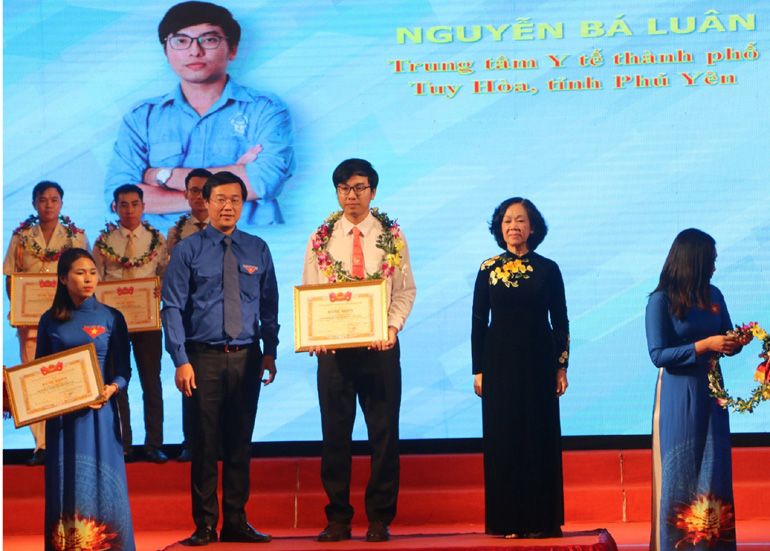 Nguyễn Bá Luân nhận giải thưởng “Cán bộ, công chức, viên chức trẻ giỏi” toàn quốc năm 2019