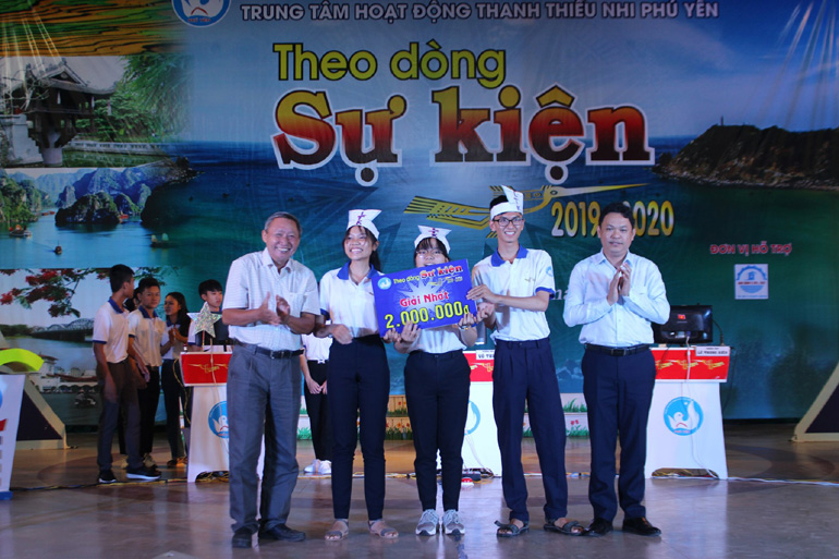 Ban Tổ chức trao giải nhất cho Trường THPT Lê Trung Kiên.