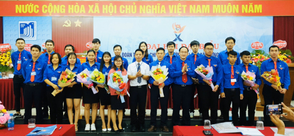 Thường trực Tỉnh Đoàn, Đảng ủy trường tặng hoa chúc mừng các đồng chí vào Ban Chấp hành Đoàn trường khóa 29.