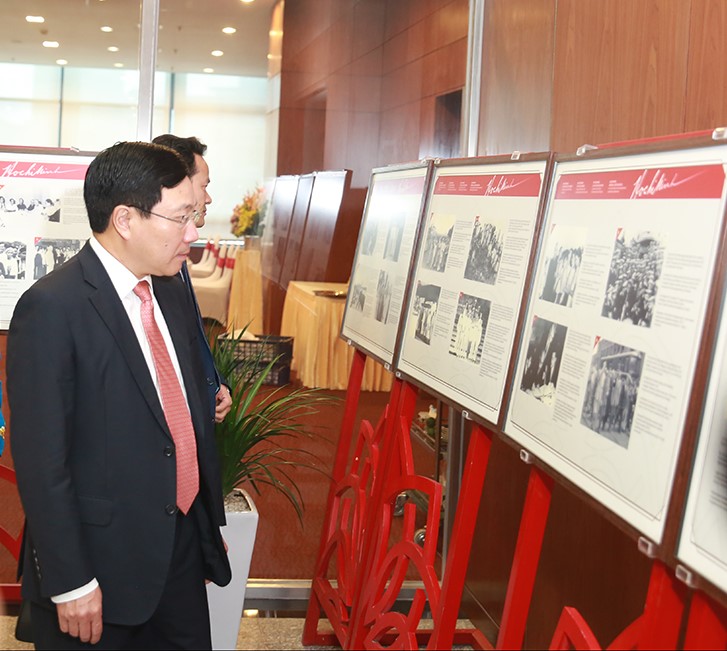 Phó Thủ tướng Phạm Bình Minh thăm trưng bày ảnh tư liệu về Chủ tịch Hồ Chí Minh bên lề Hội nghị