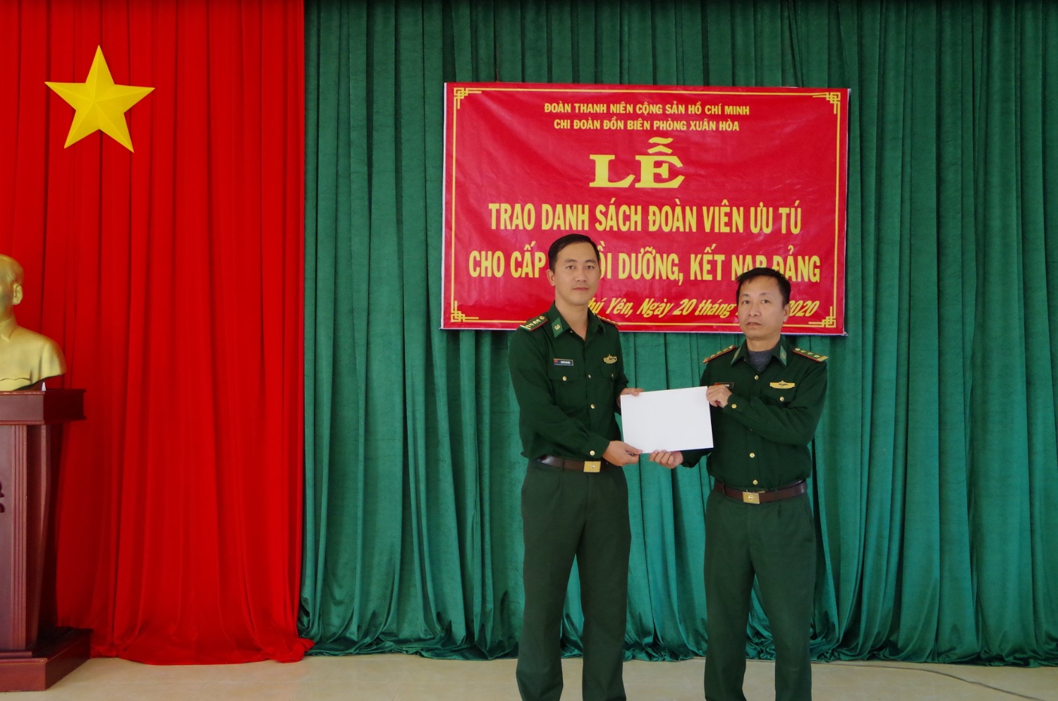 Chi đoàn đồn Biên phòng Xuân Hòa tổ chức Lễ trao danh sách "Đoàn viên ưu tú" cho cấp ủy bồi dưỡng, kết nạp Đảng.