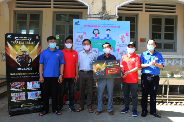  Thường trực Tỉnh Đoàn Phú Yên cùng đoàn hành trình trao tặng các công trình cho lãnh đạo Trường Tiểu học An Hòa số 2.
