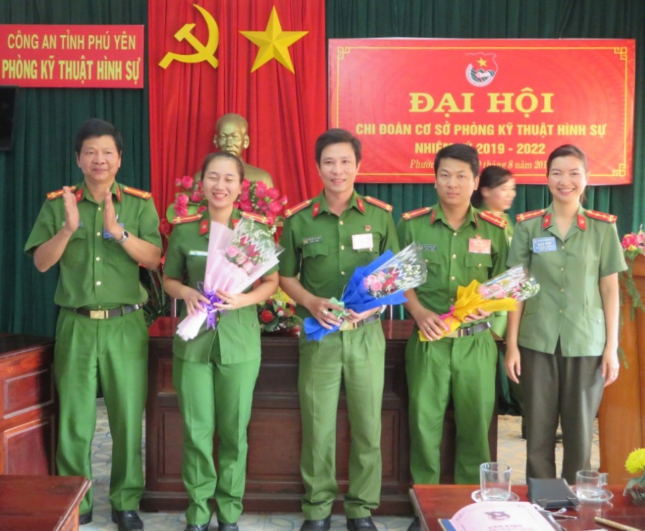Đ/c Trung úy Nguyễn Duy Hùng (chính giữa) tại Đại hội Chi đoàn Phòng Kỹ thuật hình sự, nhiệm kỳ 2019-2022