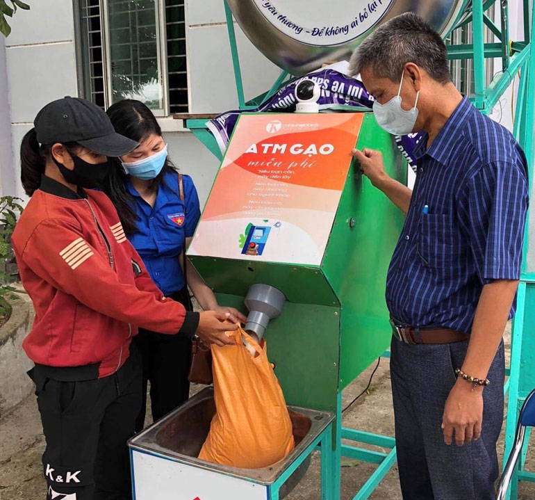 Người dân xã Ea Bia nhận gạo từ máy ATM gạo tự động.