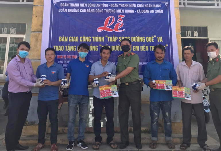 Đoàn viên thanh niên các tổ chức cơ sở Đoàn tổ chức các hoạt động tình nguyện an sinh xã hội tại xã An Xuân, huyện Tuy An.