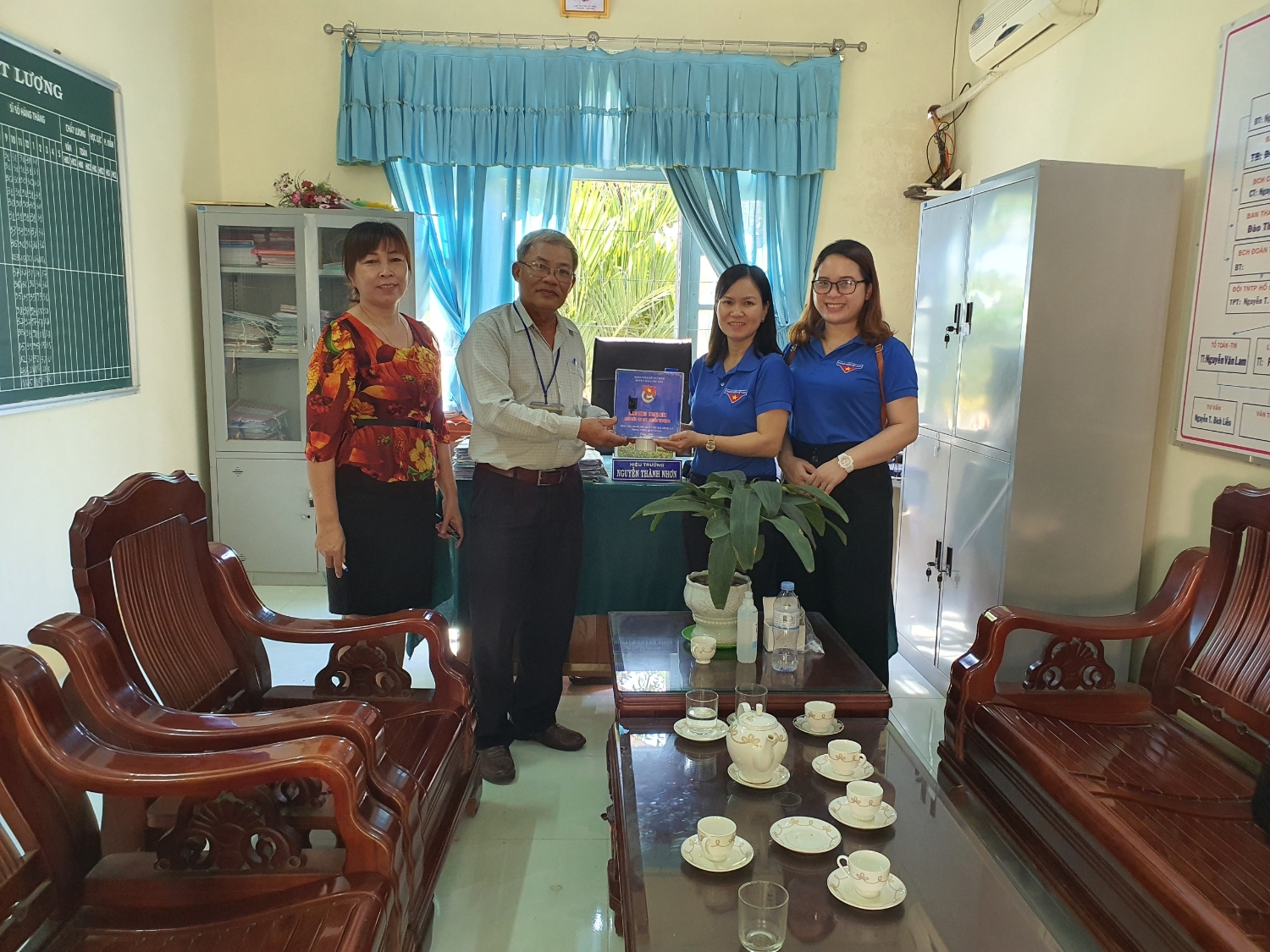 Huyện Đoàn Phú Hòa trao tặng 'Máy rửa tay sát khuẩn tự động' cho Trường THCS Nguyễn Thế Bảo