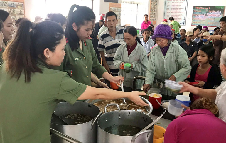 Tuổi trẻ Công an tỉnh phát cơm miễn phí cho bệnh nhân và người nhà tại Bệnh viện Đa khoa Phú Yên.