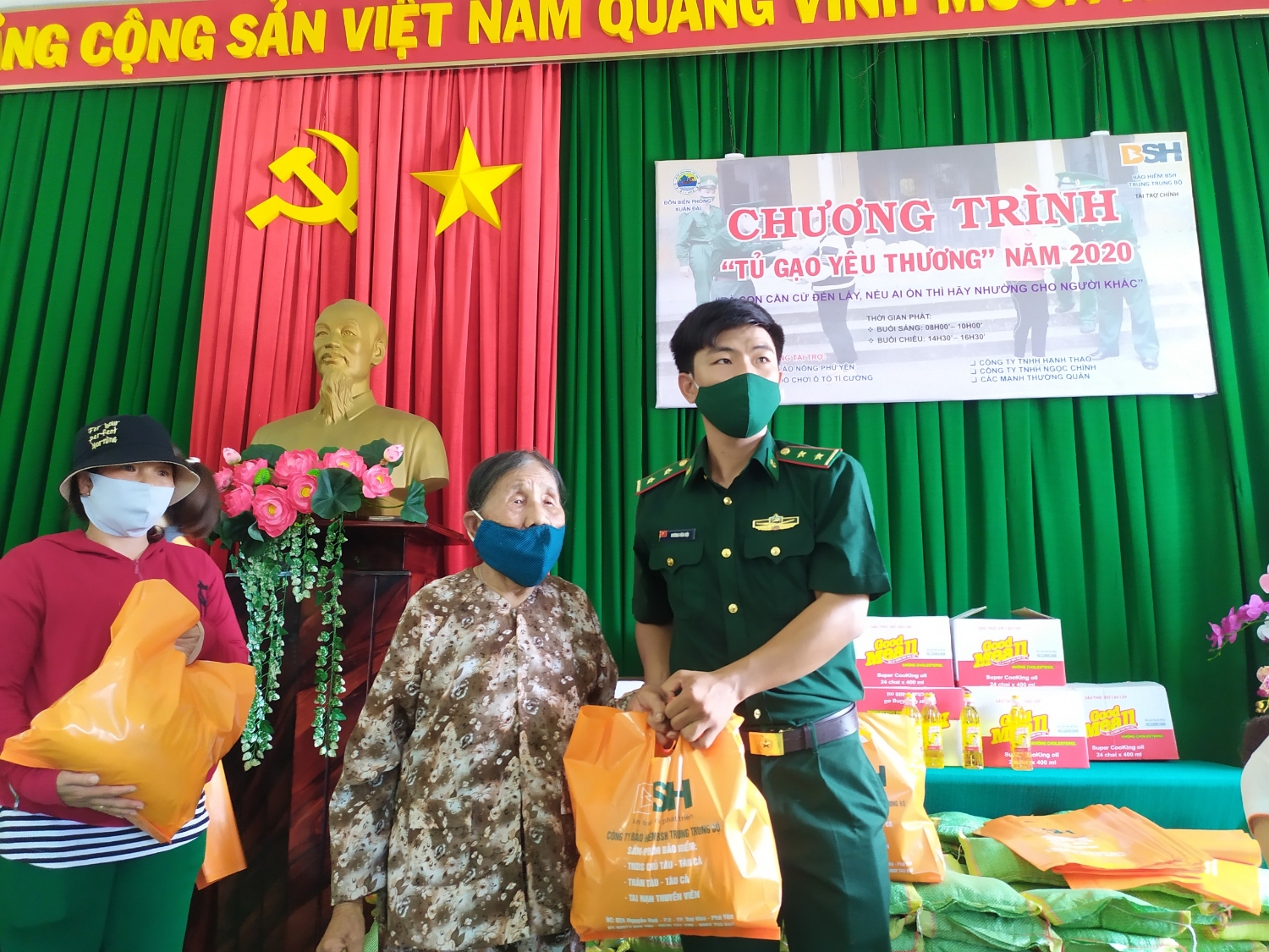 Chi đoàn đồn BP Xuân Đài phối hợp tổ chức chương trình "Tủ gạo yêu thương" tặng 2 tấn gạo cho hộ nghèo.