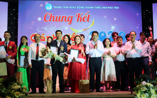 Lãnh đạo UBND tỉnh, Tỉnh Đoàn và Ban Tổ chức trao giải cho các thí sinh xuất sắc.
