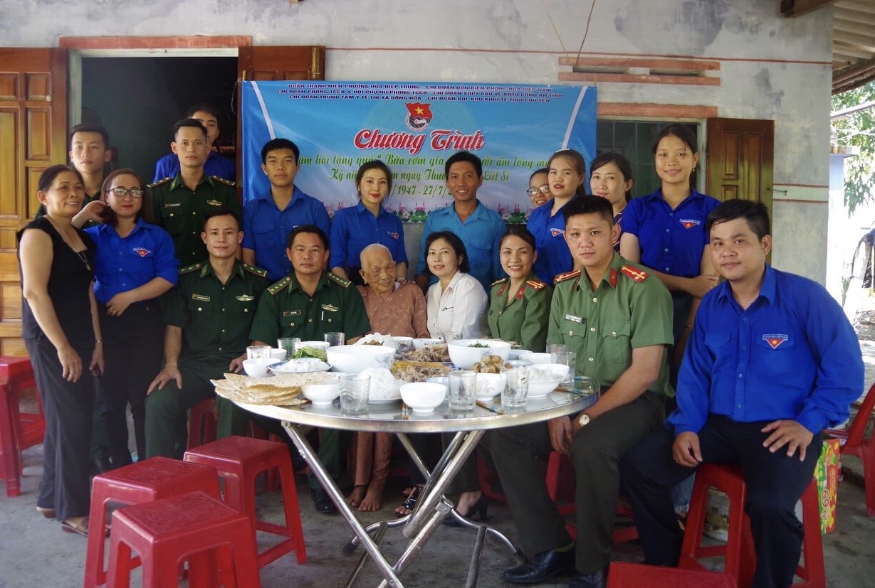Các cơ sở Đoàn tổ chức chương trình "Bữa cơm gia đình, sưởi ấm lòng mẹ" cho 2 mẹ Việt Nam anh hùng tại Phường Hòa Hiệp Trung, TX.Đông Hòa