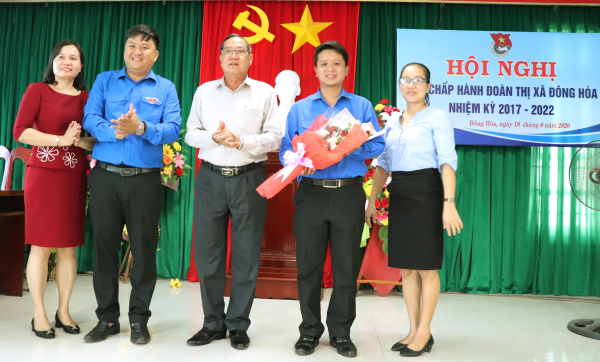 Các đồng chí lãnh đạo tặng hoa chúc mừng đồng chí Lê Vũ Long.