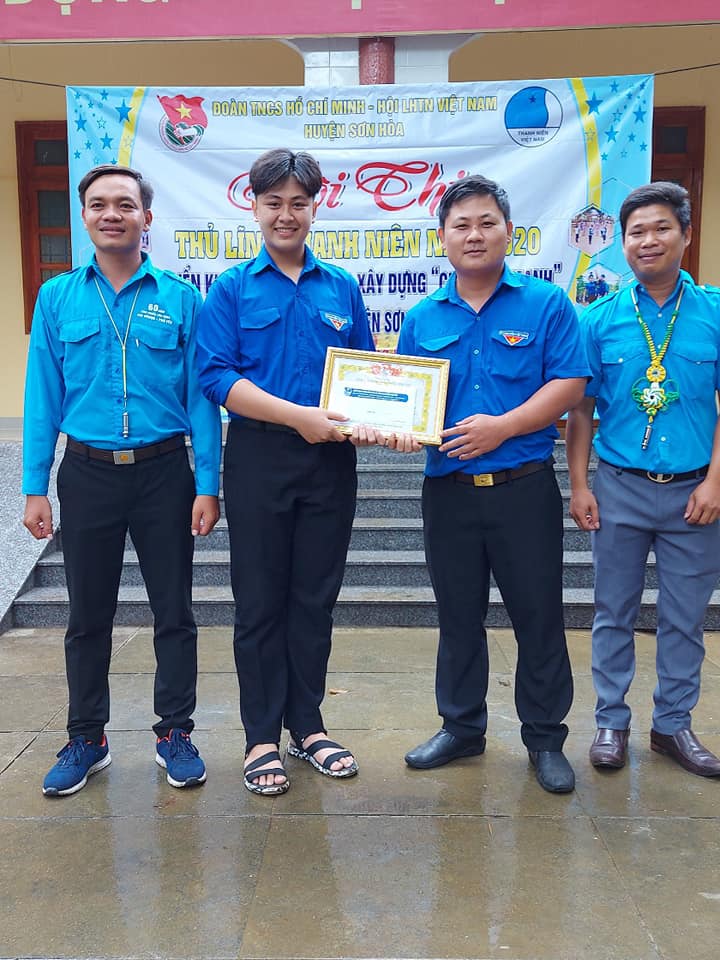 Ban Tổ chức trao giải nhất cho thí sinh Đỗ Lê Quy