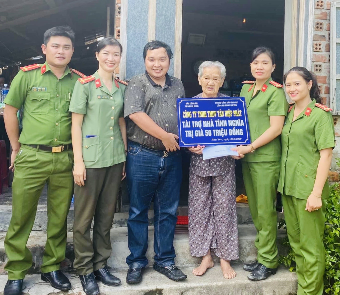 Trao tiền cho cụ bà Nguyễn Thị Ba để triển khai xây dựng Nhà tình nghĩa.