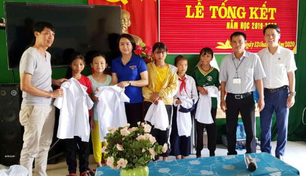Anh Lương Minh Tùng - Chủ tịch Công đoàn cơ sở Tỉnh Đoàn trao quần, áo đồng phục cho các em thiếu nhi, học sinh có hoàn cảnh khó khăn đang học tập tại Trường TH và THCS Cà Lúi.