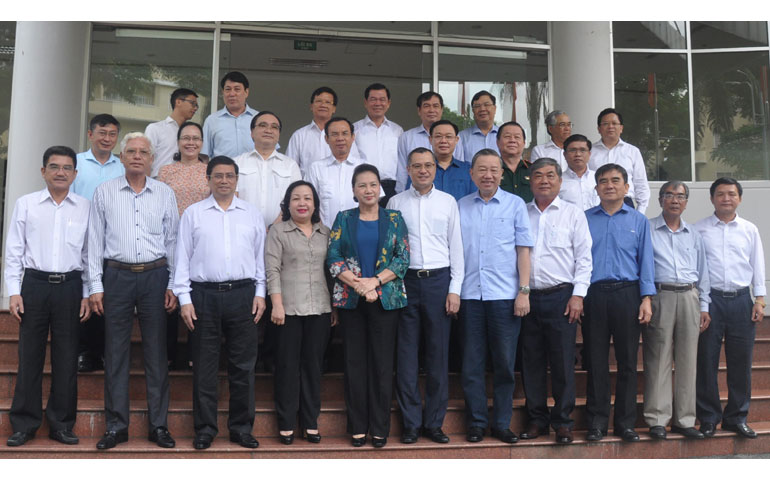 Đoàn công tác của Ban Thường vụ Tỉnh ủy Phú Yên chụp ảnh lưu niệm cùng với các đồng chí trong Bộ Chính trị.