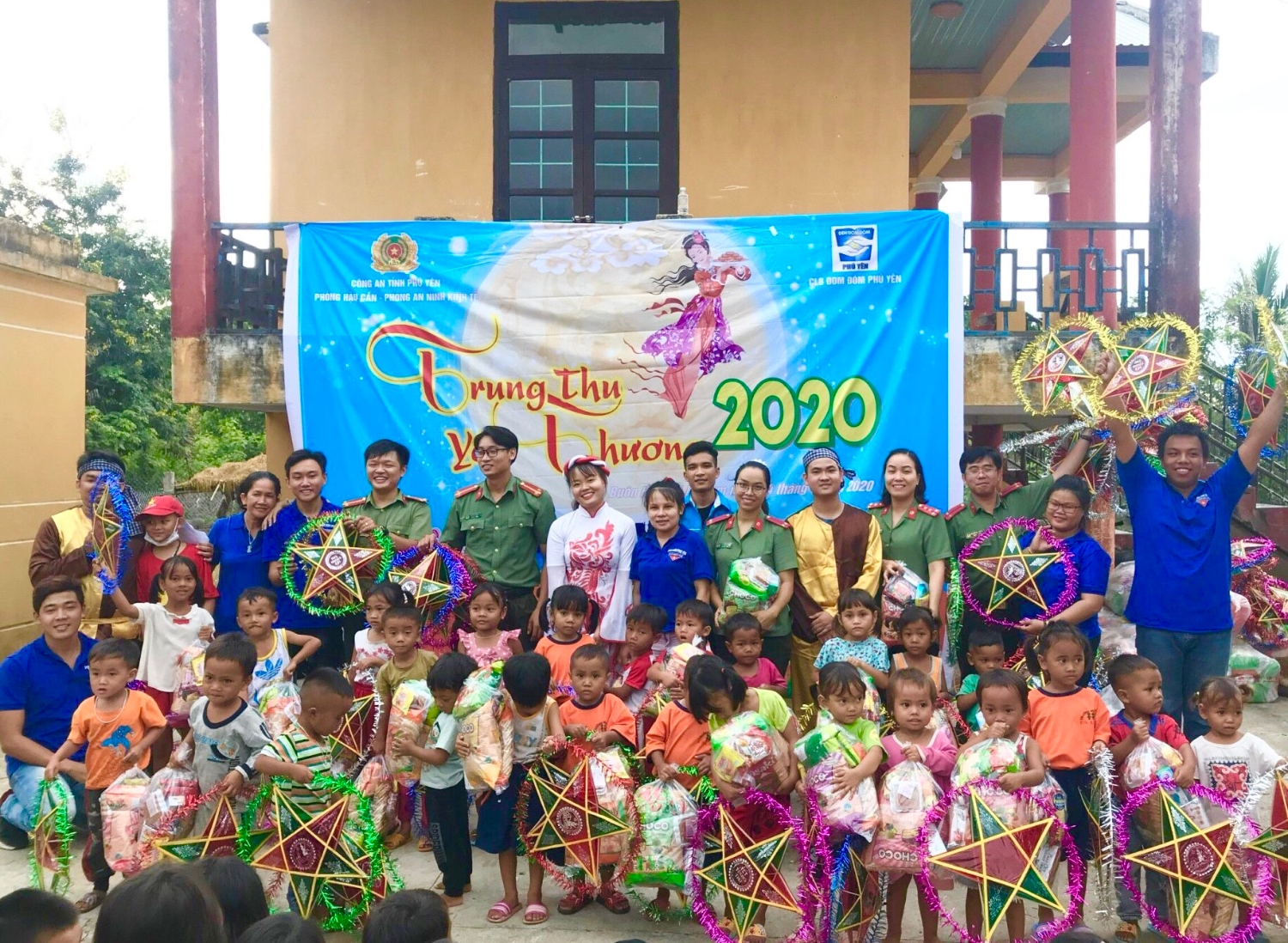 Tặng quà cho các em thiếu nhi có hoàn cảnh khó khăn tại xã Ea Lâm, huyện Sông Hinh