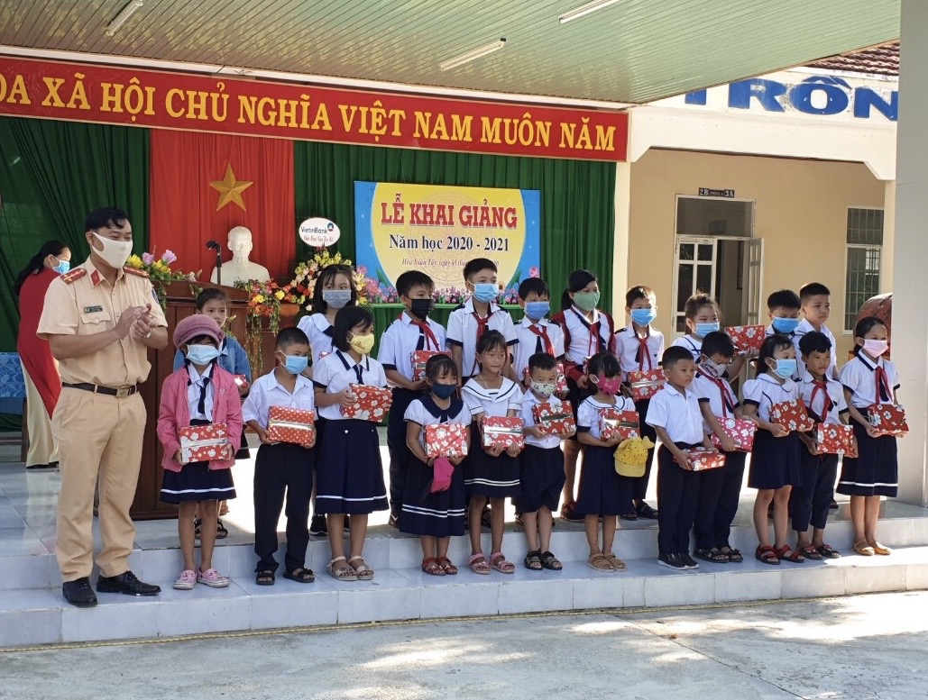 Chi đoàn Phòng Cảnh sát giao thông tặng quà cho các em học sinh có hoàn cảnh khó khăn trường tiểu học Đỗ Như Dạy