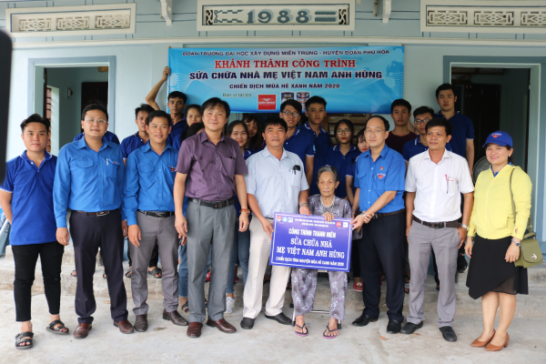 Các đồng chí lãnh đạo khánh thành công trình sửa chữa nhà cho Mẹ Việt Nam anh hùng Nguyễn Thị Ảnh.