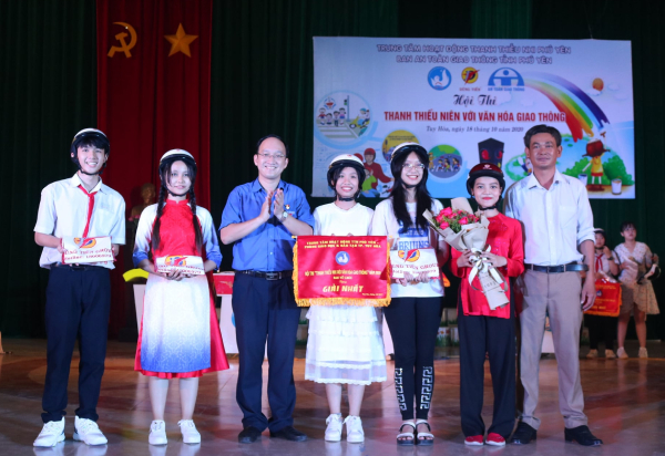 Phó Bí thư Tỉnh Đoàn Trần Minh Trí trao giải nhất cho Trường THCS Trần Quốc Toản.