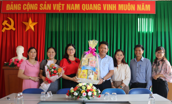 Đ/c Phan Xuân Hạnh - Tỉnh ủy viên, Bí thư Tỉnh Đoàn chúc mừng Hội Liên hiệp Phụ nữ tỉnh.