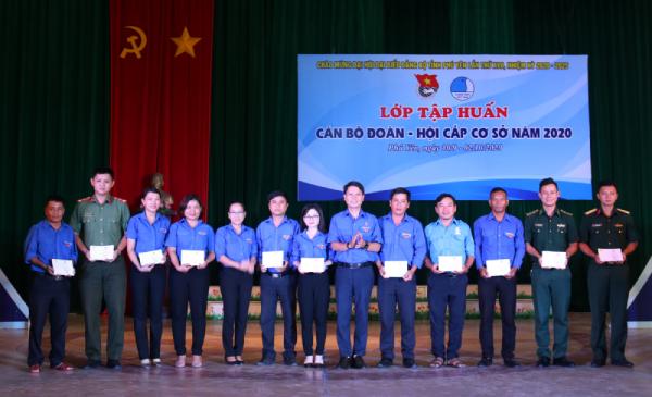 Anh Lương Minh Tùng - Phó Bí thư Tỉnh Đoàn, Chủ tịch Hội LHTN Việt Nam tỉnh trao giấy chứng nhận cho các học viên.