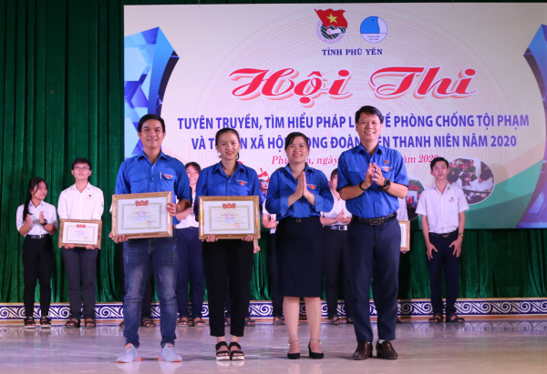 Phó Bí thư Tỉnh Đoàn, Chủ tịch Hội LHTN Việt Nam tỉnh Lương Minh Tùng trao giải nhất cho đội liên quân Đoàn thanh niên 9 xã, thị trấn.