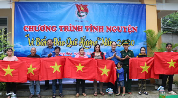 Ban Tổ chức trao lá cờ Tổ quốc cho bà con ngư dân thôn Vũng Rô.