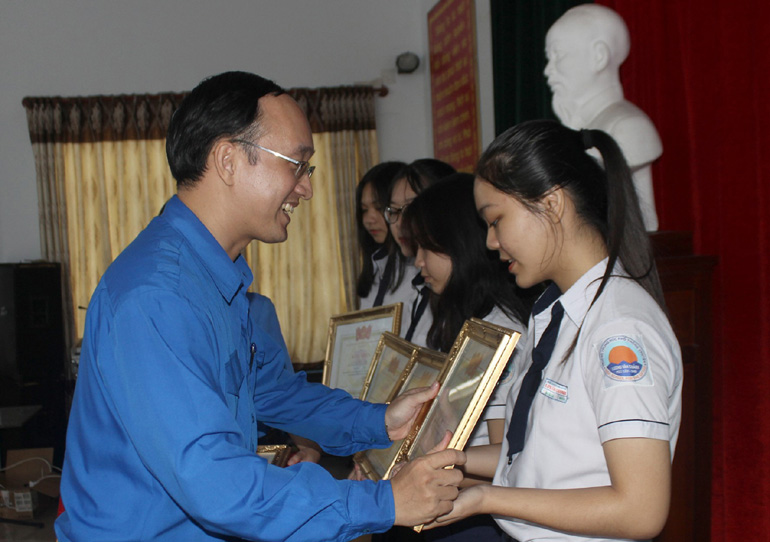 Phó Bí thư Tỉnh đoàn Trần Minh Trí trao giải cho các thí sinh.