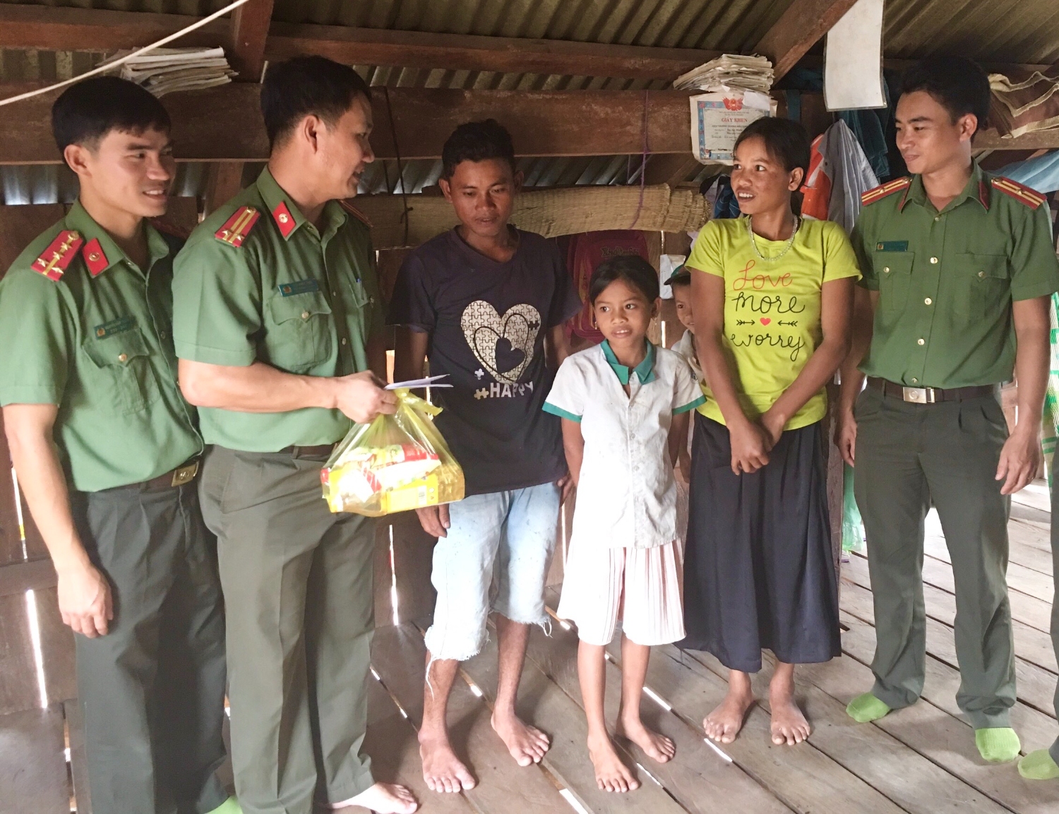 Các đơn vị tặng quà cho các gia đình chính sách có hoàn cảnh khó khăn tại xã Ea Lâm