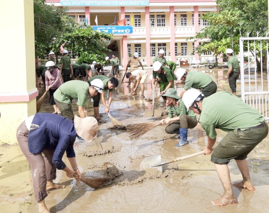 Đoàn viên thanh niên Công an tỉnh dọn dẹp, vệ sinh tại trường tiểu học Xuân Phú, phường Xuân Phú, TX Sông Cầu