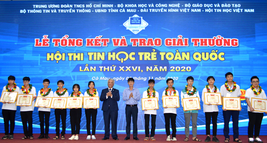 Ban Tổ chức trao giải cho các thí sinh.