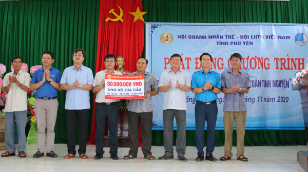 Ban Tổ chức trao bảng tượng trưng cho lãnh đạo xã Phú Mỡ để hỗ trợ kinh phí sửa chữa cầu dân sinh Suối Cát.