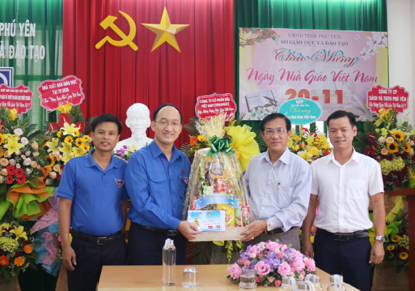 Đ/c Trần Minh Trí tặng hoa chúc mừng lãnh đạo Sở Giáo dục và Đào tạo nhân Ngày Nhà giáo Việt nam 20/11.
