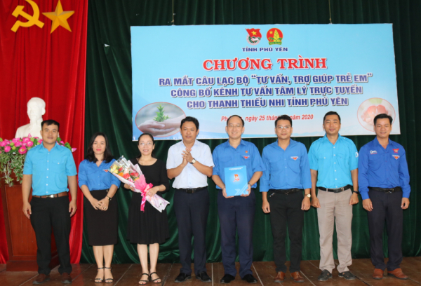 Bí thư Tỉnh Đoàn Phan Xuân Hạnh trao quyết định thành lập và ra mắt Câu lạc bộ Tư vấn, trợ giúp trẻ em tỉnh Phú Yên.
